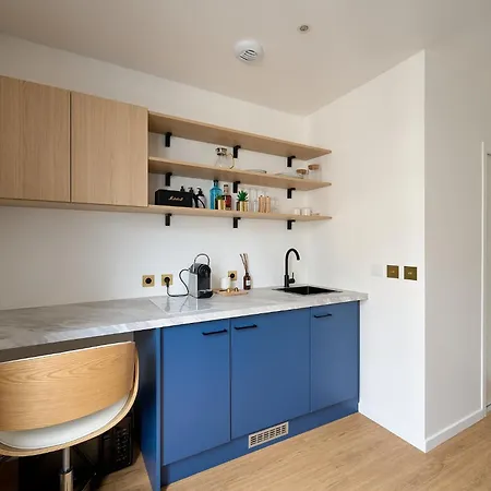 Apartment Design Equipe Avec Balcon *