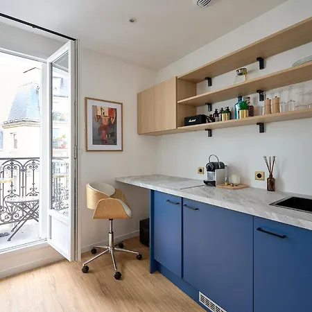 Design Equipe Avec Balcon Apartment Paris